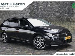 Zwart Gebruikt 2021 VW Golf VIII Style Hatchback | € 22.290 (Eerlijke prijs)