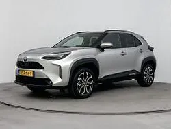 Shimmering silver metallic (licht zilver metallic) Gebruikt 2024 Toyota Yaris SUV | € 30.745