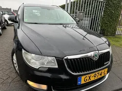 Zwart, metallic lak Gebruikt 2011 Skoda Superb Business Line Stationwagen | € 4.250 (Duur)