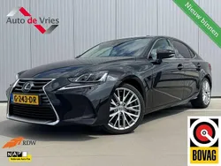 Zwart, metallic lak Gebruikt 2019 Lexus IS300h Luxury Line Sedan | € 31.995 (Iets duurder)