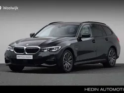Zwart, metallic lak Gebruikt 2022 BMW 330 Comfort Edition Stationwagen | € 39.880 (Eerlijke prijs)