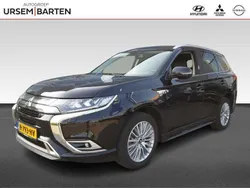 Zwart, metallic lak Gebruikt 2020 Mitsubishi Outlander Intense SUV | € 24.730 (Eerlijke prijs)