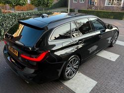 Zwart Gebruikt 2021 BMW 318 Executive Stationwagen | € 29.950 (Eerlijke prijs)