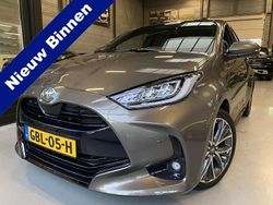 Groen (metallic) Gebruikt 2024 Toyota Yaris Hybrid Executive Hatchback | € 30.450
