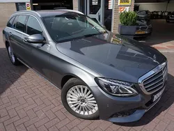 Grijs, metallic lak Gebruikt 2018 Mercedes C250 Exclusive Stationwagen | € 22.445 (Eerlijke prijs)
