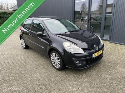 Zwart (metallic) Gebruikt 2006 Renault Clio II Dynamique Hatchback | € 1.999 (Eerlijke prijs)