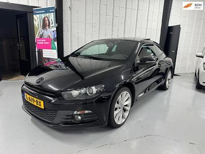 Zwart (metallic) Gebruikt 2011 VW Scirocco Highline Coupé | € 6.995 (Eerlijke prijs)