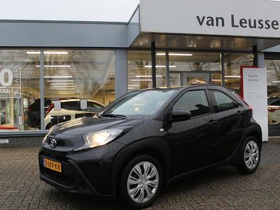 Zwart (metallic) Gebruikt 2024 Toyota Aygo X X-play SUV | € 17.340 (Eerlijke prijs)