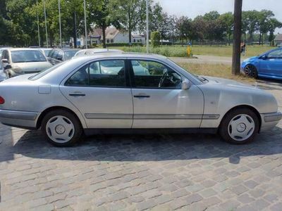 Grijs Occasion 1998 Mercedes E280 Avantgarde Sedan | € 1.895