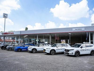 Blauw (metallic) Occasion 2022 Mercedes C300e AMG line Stationwagen | € 35.950 (Eerlijke prijs)