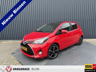 Rood Gebruikt 2015 Toyota Yaris Hybrid Hatchback | € 13.950 (Eerlijke prijs)