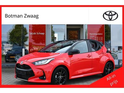 Rood, metallic lak Occasion 2024 Toyota Yaris Executive Hatchback | € 28.799 (Eerlijke prijs)