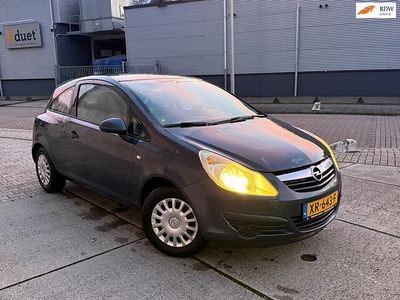 Blauw (metallic) Occasion 2009 Opel Corsa Selection Hatchback | € 2.350 (Goede deal)