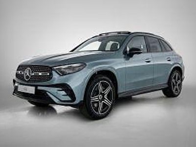 Verdezilver metaalkleur (grijs metallic) Nieuw 2025 Mercedes GLC300 Sport Edition SUV | € 83.376 (Iets duurder)