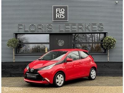 Rood Occasion 2014 Toyota Aygo X-play Hatchback | € 4.450 (Goede deal)