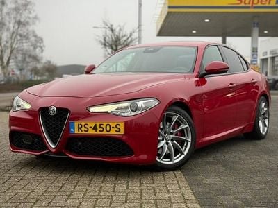 Rood Gebruikt 2018 Alfa Romeo Giulia Sedan | € 24.400 (Eerlijke prijs)