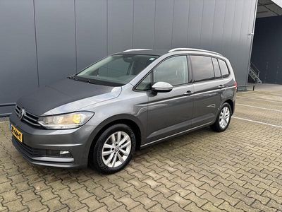 Grijs Occasion 2019 VW Touran Comfortline MPV | € 9.999 (Duur)