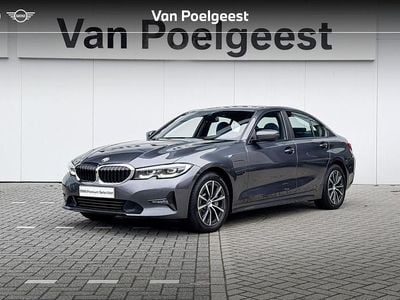 Mineralgrau metallic (grijs metallic) Occasion 2020 BMW 330e Comfort Edition Sedan | € 28.900 (Super prijs)