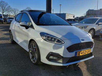 tweedehands Ford Fiesta 1.5 EcoBoost 200pk ST-3 Performance-Pack | Navi + Apple Carplay | B&O Sound Clima | Cruise | Panorama Schuifdak | Keyless Entry | Led Koplampen | Pdc+Camera | Privacy Glass | 18''lm