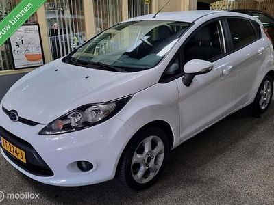 Wit Gebruikt 2010 Ford Fiesta Titanium Hatchback | € 3.795 (Eerlijke prijs)