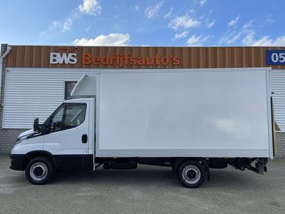 tweedehands Iveco Daily 35S14 2.3 automaat / bakwagen met laadklep / vaste prijs rijklaar ¤ 30.950 ex btw / lease vanaf ¤ 554 / cruise en climate control / zijdeur / geveerde chauffeurs stoel !