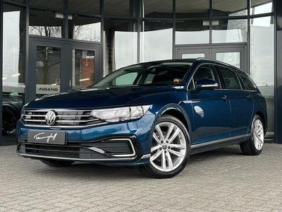 Blauw (metallic) Gebruikt 2021 VW Passat GTE Stationwagen | € 20.945 (Eerlijke prijs)