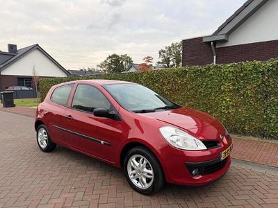 Rood Occasion 2007 Renault Clio II Business Hatchback | € 2.950 (Eerlijke prijs)