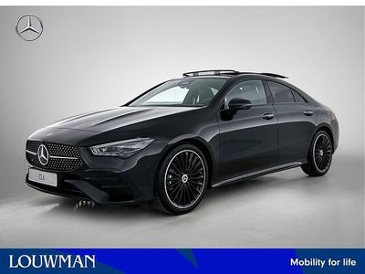 Donker kosmoszwart metaalkleur metallic Nieuw 2025 Mercedes CLA180 Business Sedan | € 55.427 (Iets duurder)
