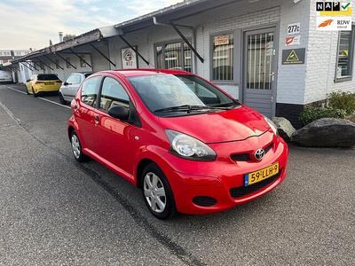 Rood Gebruikt 2010 Toyota Aygo Hatchback | € 2.649 (Eerlijke prijs)