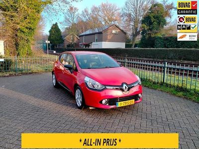 Rood Occasion 2015 Renault Clio IV Expression Hatchback | € 7.950 (Eerlijke prijs)