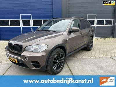 tweedehands BMW X5 Grijs kenteken 4x4 zeer mooie staat met dure breedset met Pirelli banden met slechts 155000 km panorama dakken 306 pk