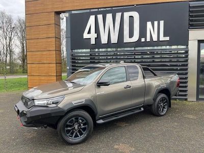 tweedehands Toyota HiLux HI-LUX2.8 D-4D AUT 4WD Xtra Cab Invincible DAKAR EDITION VAN ¤ 55.900 EXCL Speciale editie inclusief DAKAR VOORBUMPER ROLL OVER BAR / ROLL EN LOCK BEDLINER / ECT voordelig grijs kenteken voor meer info contact 4WD .NL