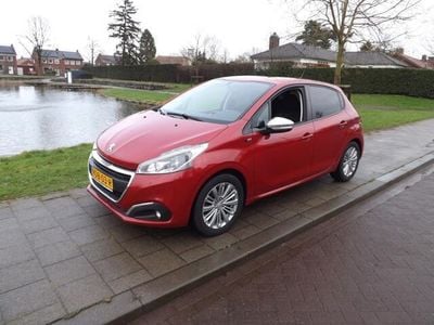 Rood Gebruikt 2017 Peugeot 208 Allure Hatchback | € 5.995 (Goede deal)