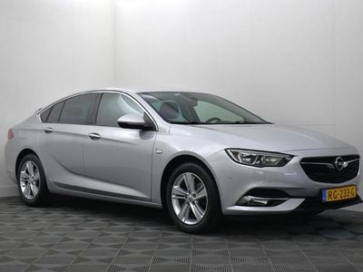 Grijs (metallic) Gebruikt 2017 Opel Insignia Edition Hatchback | € 10.950 (Eerlijke prijs)