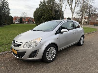 Grijs (metallic) Gebruikt 2011 Opel Corsa Design Edition Hatchback | € 2.943 (Eerlijke prijs)
