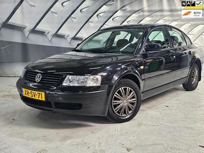 Zwart Gebruikt 1999 VW Passat Comfortline Sedan | € 999 (Eerlijke prijs)