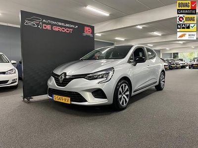 Grijs (metallic) Gebruikt 2023 Renault Clio V Equilibre Hatchback | € 14.950 (Super prijs)