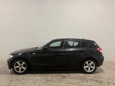 Zwart (metallic) Occasion 2004 BMW 120 Executive Hatchback | € 2.995 (Eerlijke prijs)