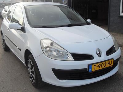 Wit Gebruikt 2009 Renault Clio II Business Hatchback | € 3.149 (Eerlijke prijs)