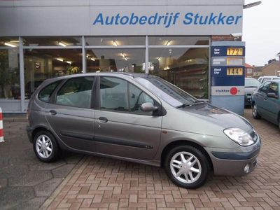 Grijs (metallic) Gebruikt 2002 Renault Scénic MPV | € 3.000
