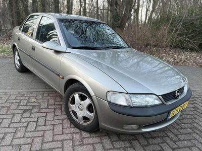 Grijs Occasion 1998 Opel Vectra Sedan | € 1.199