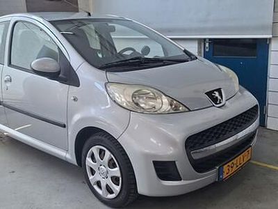 Grijs, metallic lak Gebruikt 2010 Peugeot 107 Urban Move Hatchback | € 3.250 (Iets duurder)