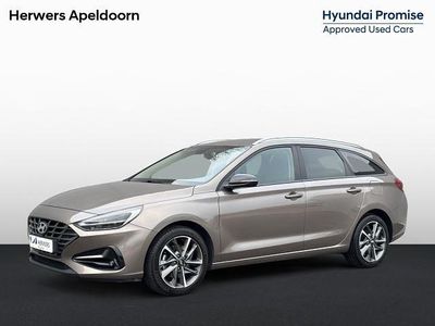 Silky bronze metallic (b6s) Gebruikt 2022 Hyundai i30 Comfort Stationwagen | € 19.435 (Eerlijke prijs)