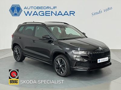 Zwart (metallic) Gebruikt 2022 Skoda Karoq SportLine SUV | € 32.321 (Eerlijke prijs)