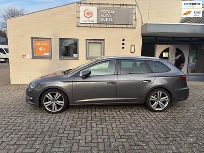 Grijs (metallic) Occasion 2015 Seat Leon ST Style Stationwagen | € 14.995 (Duur)