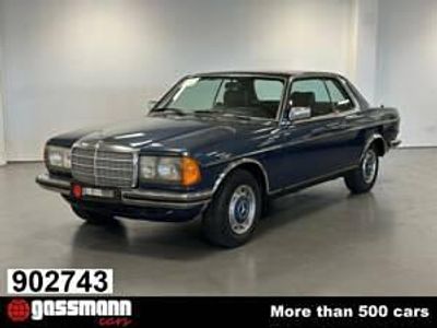 Blauwlapisblau Gebruikt 1982 Mercedes 230 Coupé | € 13.900