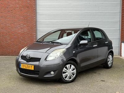 Grijs (metallic) Gebruikt 2010 Toyota Yaris Hatchback | € 4.799 (Eerlijke prijs)