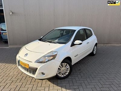 Wit Gebruikt 2011 Renault Clio II Collection Hatchback | € 3.750 (Eerlijke prijs)