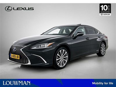 Graphite black metallic (zwart metallic) Gebruikt 2021 Lexus ES300H Business Edition Sedan | € 40.945 (Eerlijke prijs)