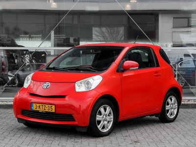 Bruin Occasion 2011 Toyota iQ Comfort Hatchback | € 7.549 (Eerlijke prijs)